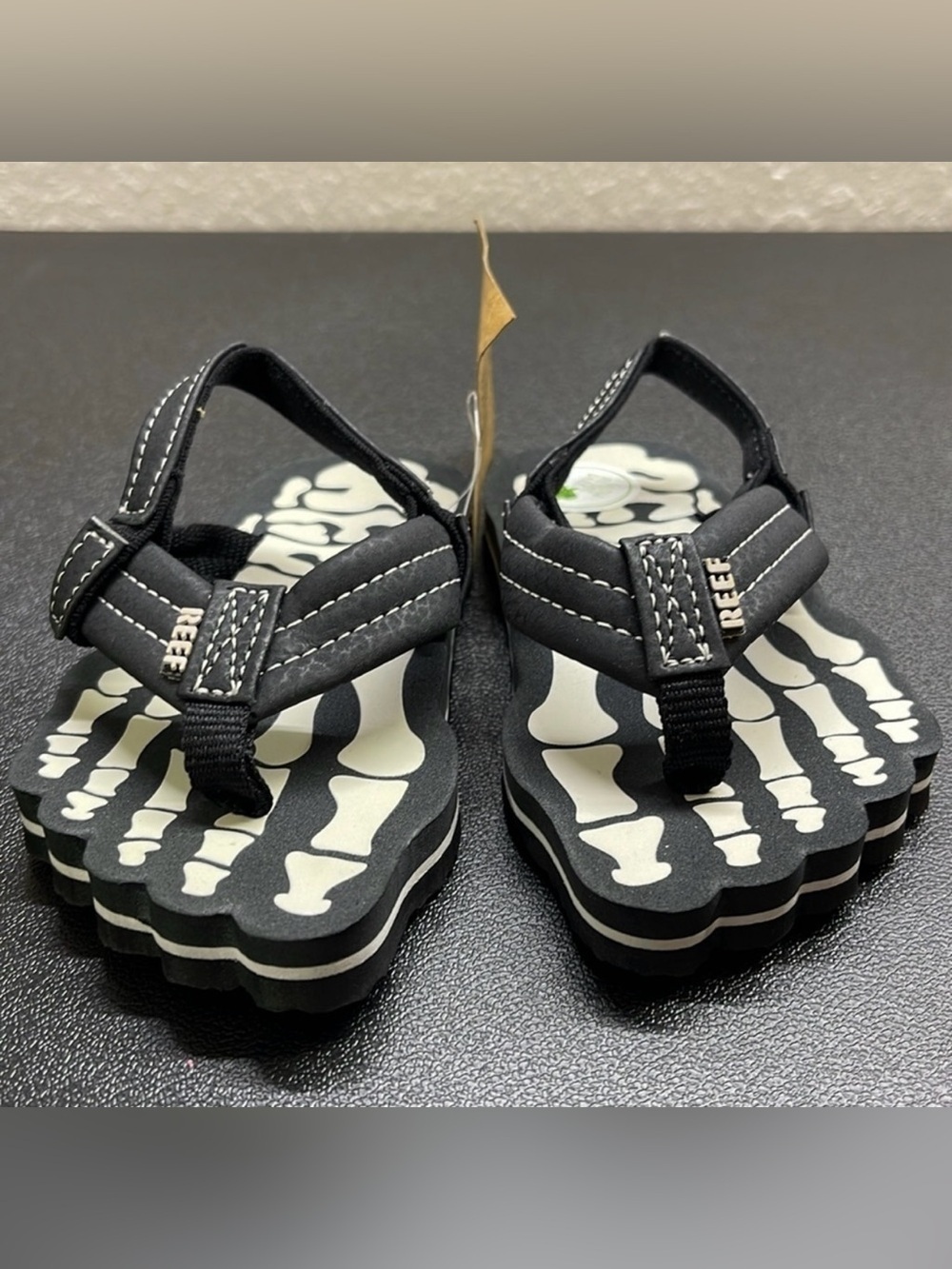 NWT Reef Toddler "Glow in the dark" Skeleton
Sandals size 3/4